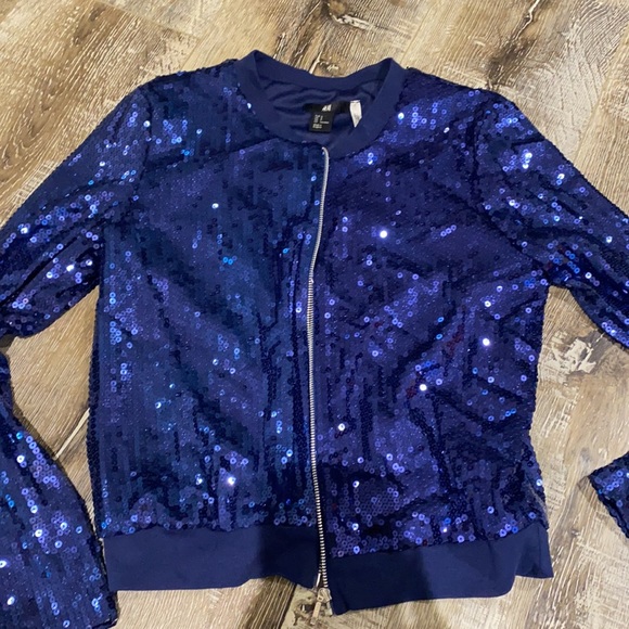 Dress up or dress down this piece is a statement - Picture 3 of 3